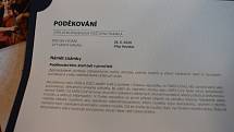 V pondělí 14. června odpoledne byly historické i soudobé dokumenty zabaleny do vodě odpudivého materiálu a vloženy do celkem pěti měděných tubusů. Ty putovaly do makovice a ta následně na věž staré radnice.