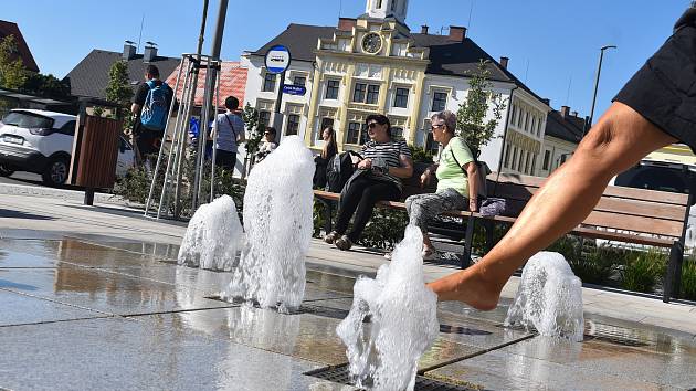 Zákazová tabulka u vodního prvku na českoskalickém náměstí nedovoluje lidem do něho vstupovat a osvěžit se.