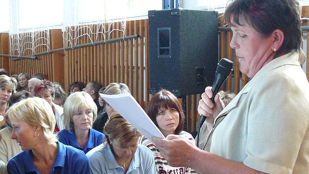 „Nehceme ředitele, kvůli kterému odcházejí ze školy kvalifikovaní učitelé,“ tlumočila názory rodičů předsedkyně Rady rodičů Marie Petruželková. Poslouchalo ji a souhlasilo s ní na 350 lidí, kteří zcela zaplnili sokolovnu v Krčíně.