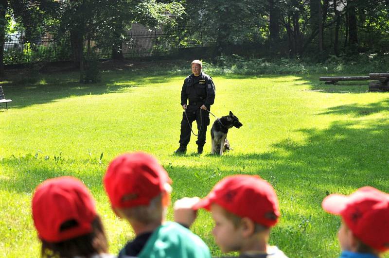 Policisté seznamovali děti nejen s bezpečností v silničním provozu, ale i se svou prací. 