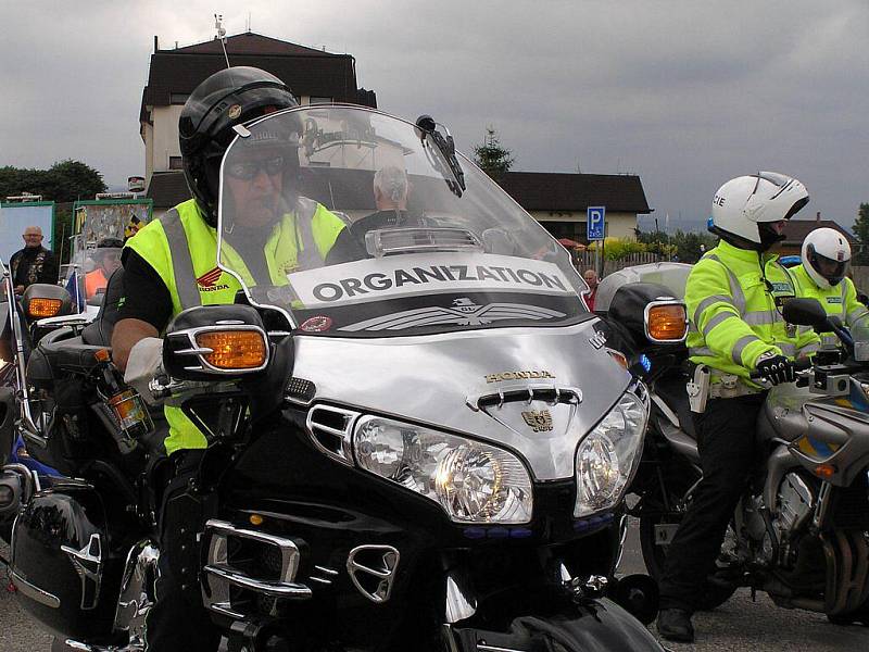 Spanilá jízda motocyklů z celé Evropy odstartovala od Rozkoše směrem na Kuks.