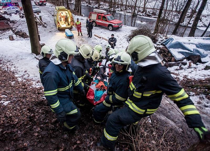 Horolezecký výkon se nevydařil, podnapilý mladík si při pádu poranil nohu.