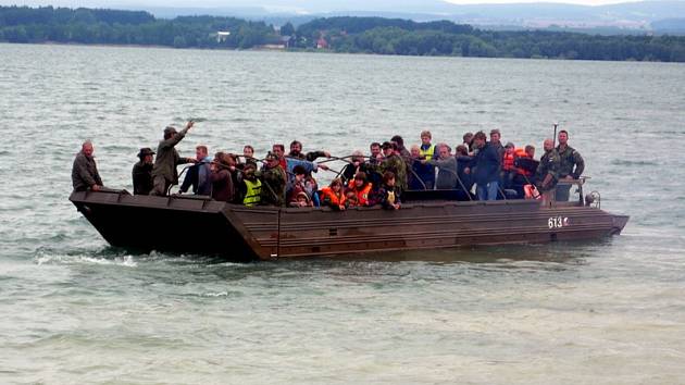 Předváděcí akci plovoucí těžké military techniky a vojenských vozidel si v sobotu na břehu Rozkoše nenechali ujít nadšenci pro vše vojenské. 