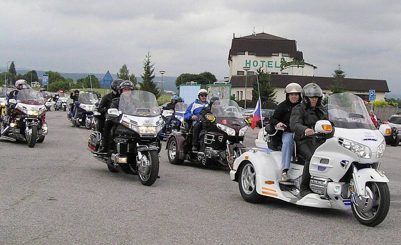 Spanilá jízda motocyklů z celé Evropy odstartovala od Rozkoše směrem na Kuks.