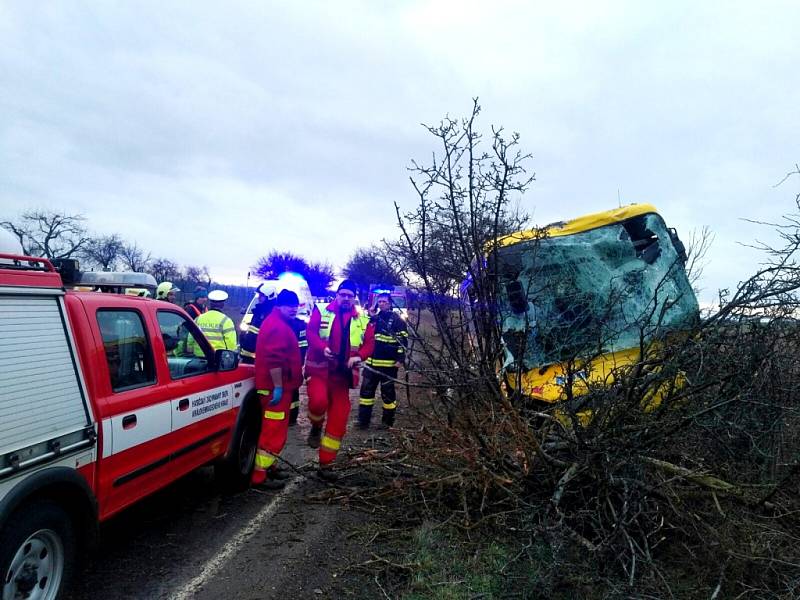 Havárie autobusu u Černčic.