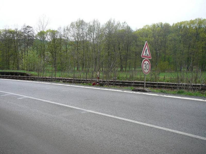 Silnice  je  při vjezdu do  zatáčky  pro motoristy velmi  nepřehledná. 