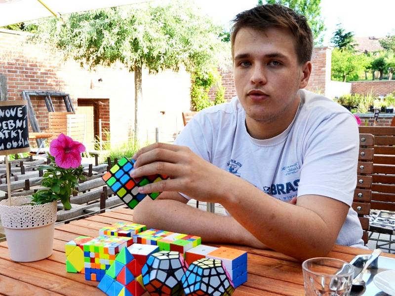 Sedmnáctiletý Matěj Grohmann z Červeného Kostelce, student druhého ročníku Jiráskova gymnázia v Náchodě, sbírá ocenění v soutěžích skládání Rubikovy kostky.