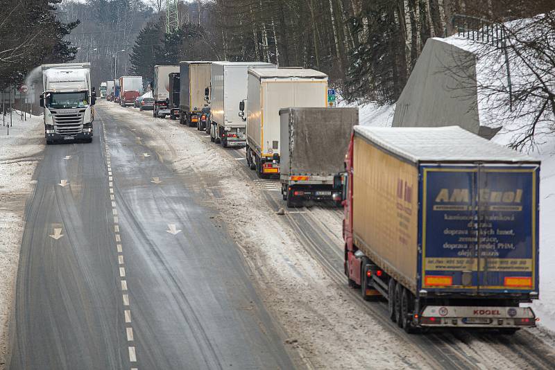 Dopravní koplikace v důsledku silného sněžení. Náchod zablokovali kamiony.