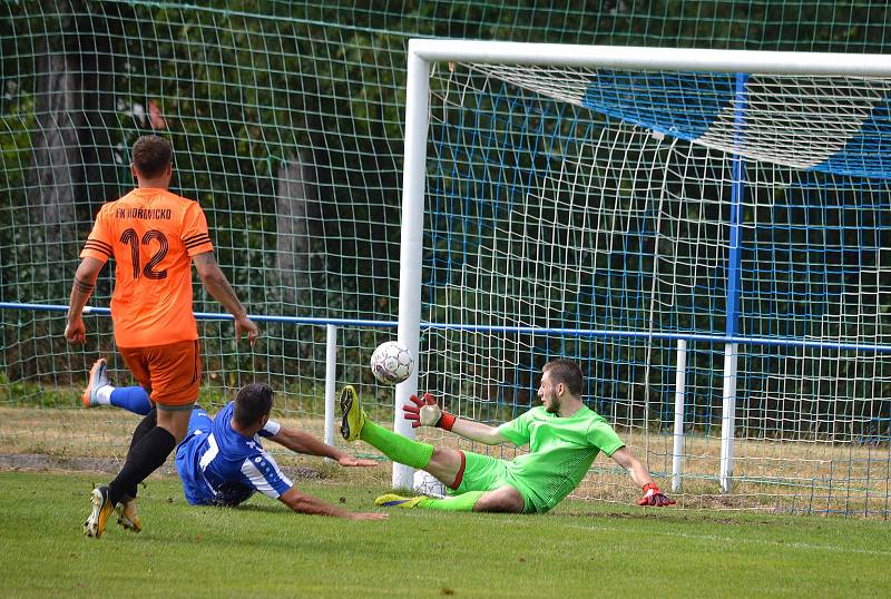 Na 2:0 zvyšuje pro Náchod Michal Rojšl (v modrém).