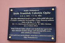 Pamětní deska na budově obecního úřadu připomíná, že  František Celestýn Opitz podal jako první v Čechách v nemocnici Na Františku v Praze éterovou narkózu.