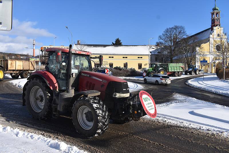 Symbolicky pět minut po dvanácté začala ve čtvrtek po poledni kroužit centrem Police nad Metují desítka traktorů. Zástupci ZD Ostaš a  Družstva vlastníků Agriteam se připojili k celostátní protestní akci proti změně dotačních pravidel.