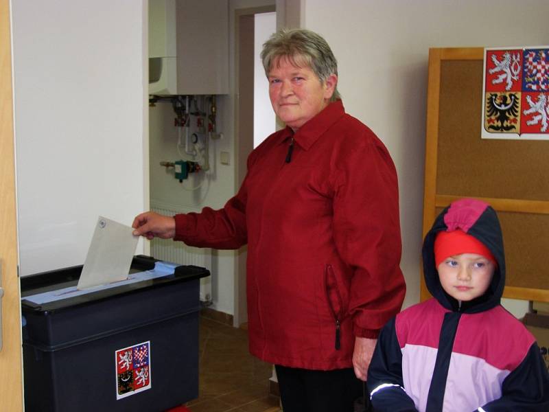 Jako první odvolila ve volební místnosti v Suchém Dole v pátek deset minut po 14 hodině Jarmila Barešová. 