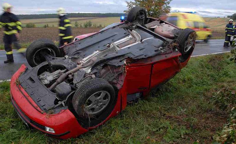 Nehoda u Bohuslavic na Náchodsku, jedna osoba byla zraněna. Automobil skončil v pondělí na střeše, zpět na kola vrátili škodovku až hasiči.