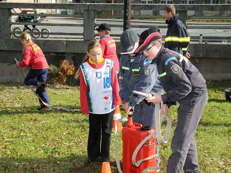 Třináctý ročník oblíbené soutěže mladých hasičů si nenechalo uniknout sedmadvacet pětičlenných hlídek z celého regionu. 