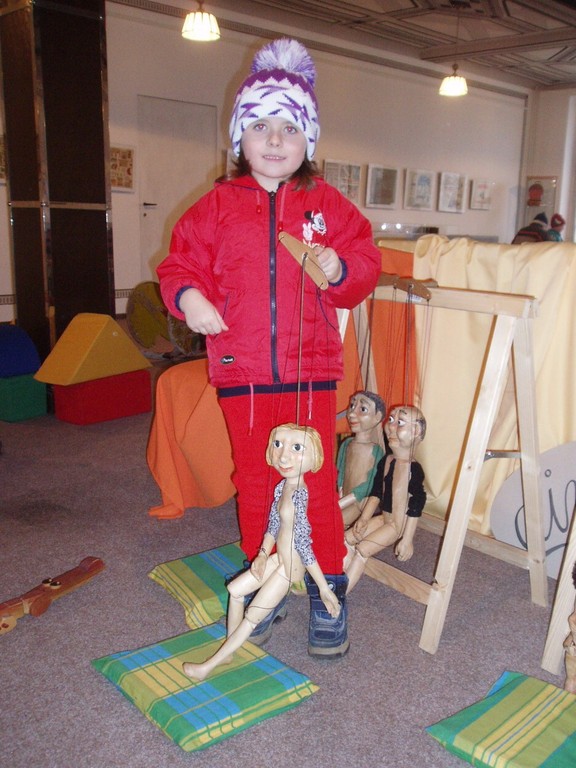 Panenky, hračky a vystřihovánky, které vystavuje muzeum, jsou pastvou pro  oči - Náchodský deník