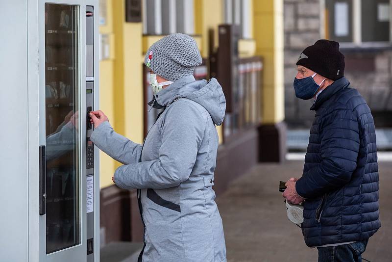 Automat na roušky zprovoznily v Náchodě u městského úřadu. Takzvaný rouškomat  je v permanenci.