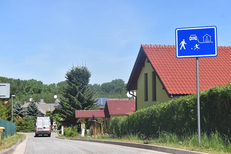 Na západním okraji obce stojí a dostavují se nové moderní domy. Starousedlíci této "čtvrti" říkají satelit a právě zde lze hledat důvod mladosti obce.