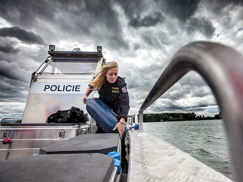 Policisté na novém moderním člunu při kontrole přehradní nádrže Rozkoš.