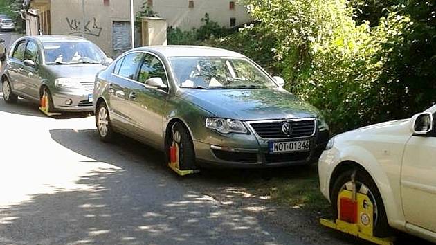 Automobily s "botičkami" u náchodského koupaliště.