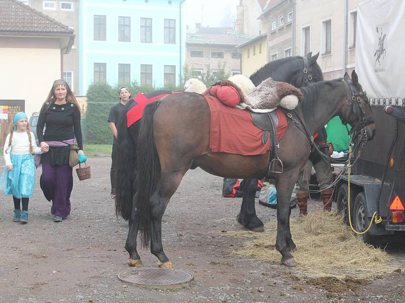 Sv. Václav v čele své družiny vyrazil od kostela sv. Václava v Broumově na Mírové náměstí, kde jeho příjezd v mlžném oparu očekávaly stovky lidí. Po krátkém souboji šermířů se ujal symbolické vlády nad městem a začaly Svatováclavské slavnosti.