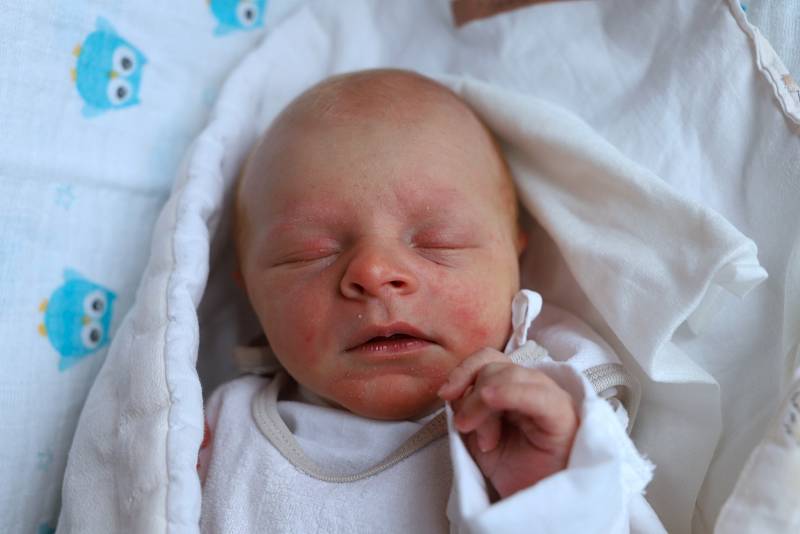 TOBIÁŠ MARŠÍK je prvním děťátkem Ivy a Dana Maršíkových z Havlovic. Klouček se narodil 5. února 2018 ve 22,02 hodin, vážil 3425 gramů a měřil 49 centimetrů.