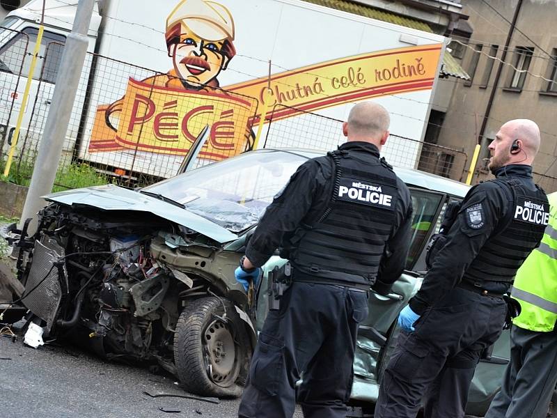 V sobotu 17. června po páté hodině odpoledne došlo na silnici v Náchodě - Bělovsi, hned vedle budovy pekárny, k dopravní nehodě dvou osobních automobilů a vozidla zdravotnické záchranné služby. Jednoho z řidičů musel transportovat vrtulník do královéhrade