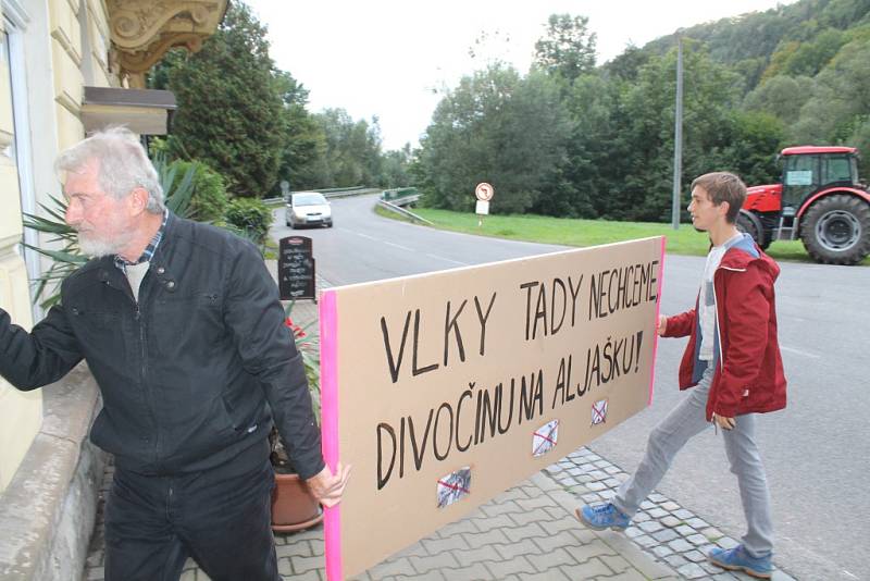 "Vlci ztratili svoji plachost, chovají se nepřirozeně. V přírodě neplní svoji funkci, kdyby ji plnili nic proti nim nemáme. Týrají naše hospodářská zvířata." To jsou argumenty, kterými chovatelé zdůvodňují, proč nemají vlka v lásce.