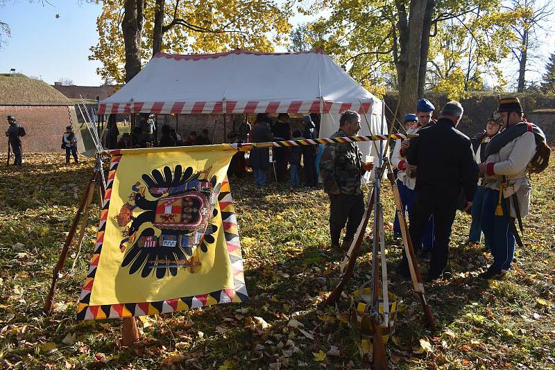 Sejmutím pevnostního praporu byla sice s trochou smutku, ale přesto slavnostně ukončena letošní turistická sezóna v josefovské pevnosti. Foto: Deník/Jiří Řezník