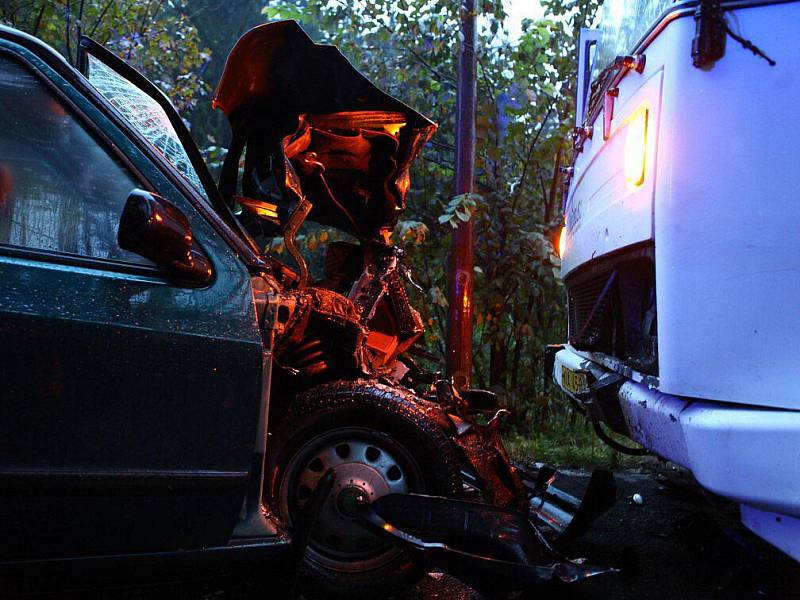 Dopravní nehoda osobního vozidla a autobusu poblíž Nového Hrádku.