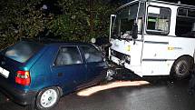 Dopravní nehoda osobního vozidla a autobusu poblíž Nového Hrádku.