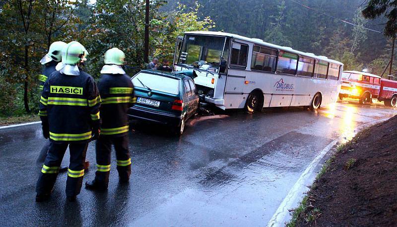 Dopravní nehoda osobního vozidla a autobusu poblíž Nového Hrádku.