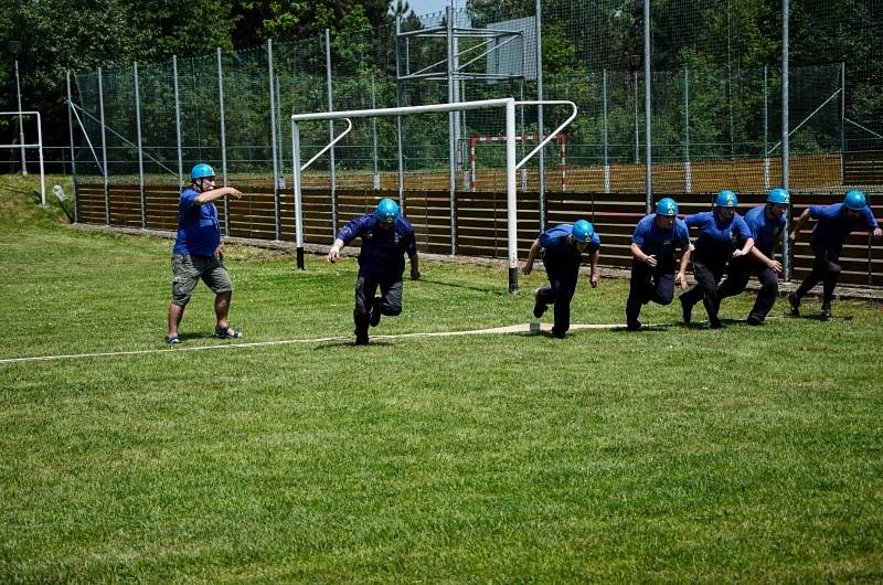 Na zeleném trávníků se odehrála tradiční hasičská soutěž v požárním sportu.