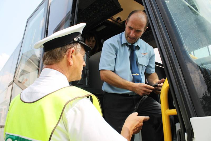 Dopravní policisté z Náchoda byli v pátek celé odpoledne v terénu. U hraničního přechodu v Náchodě - Bělovsi kontrolovali řidiče autobusů a kamionů. 