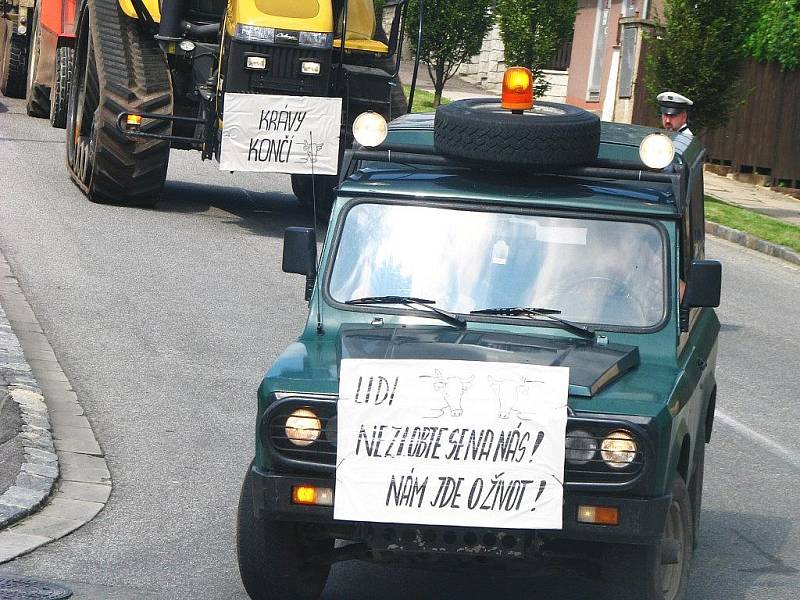 Kolona dvaceti vozů  putovala tři hodiny po 32 km dlouhé trase vedoucí z Bohuslavic nad Metují do Nového Města nad Metují. Zemědělci z Náchodska se tak připojili k velké protestní akci, která se uskutečnila na různých místech po celé České republice