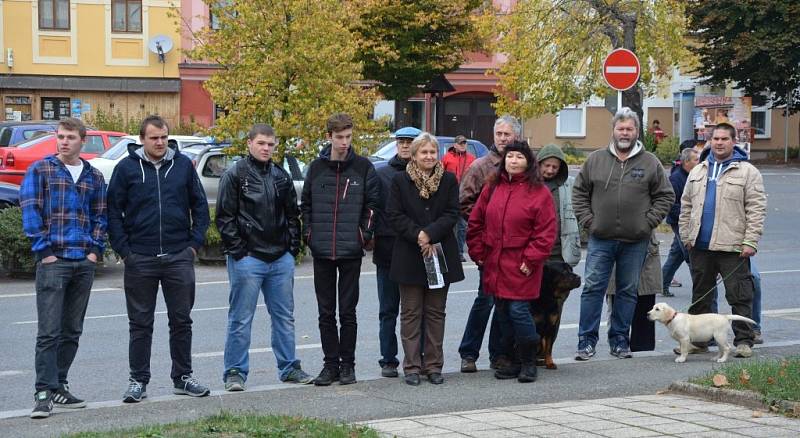 Demonstrace proti imigraci, za okamžité vystoupení České republiky z Evropské unie a za svrchovaný český stát se uskutečnila v sobotu odpoledne na českoskalickém Husově náměstí.