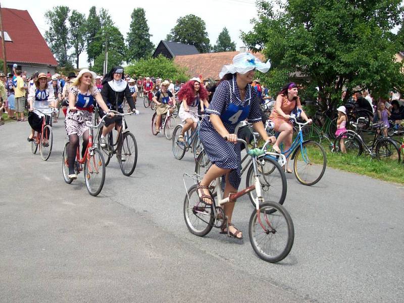 Cyklistický recesistický závod Tour de Torpédo pořádaný v Nízké Srbské vstoupil do svého již šestnáctého ročníku.