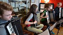 ATMOSFÉRU vernisáže výstavy „Běloves volá“ zpříjemnili hudebním vystoupením žáci spolu se svým učitelem ze ZUŠ v Náchodě. 