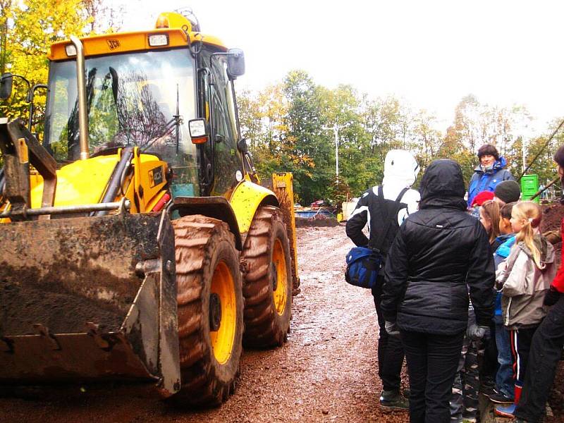 Děti pomáhaly sázet jírovce v Alejce.