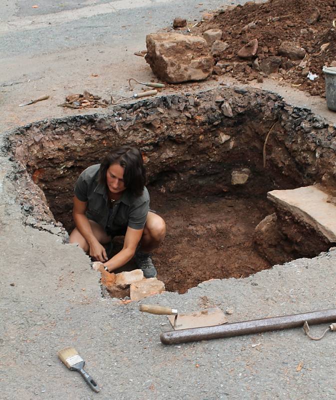 Archeologové objevili za náchodskou radnicí poklad.