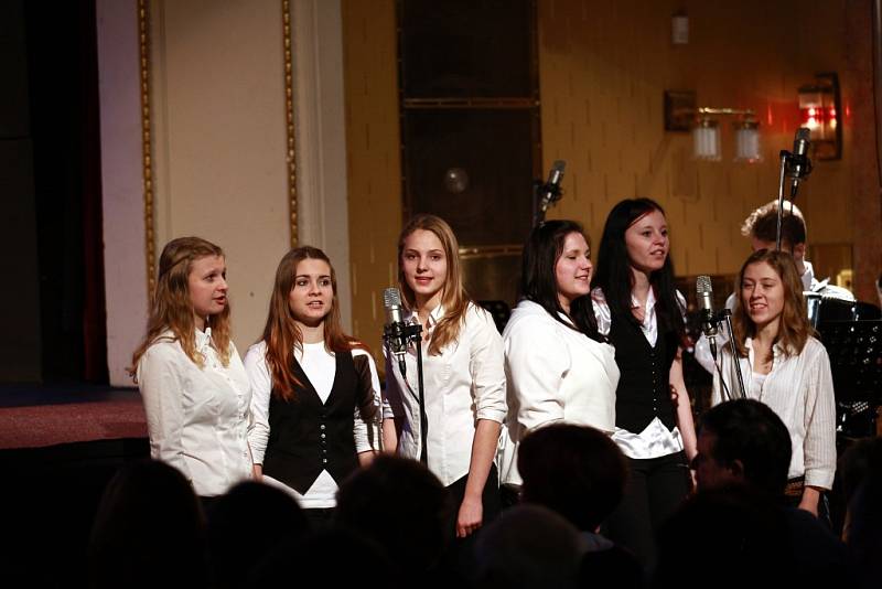 Koncert nazvaný Vánoční rosička s podtitulem „české koledy v akustickém provedení“, který uspořádala Základní umělecká škola (ZUŠ) v Náchodě, se uskutečnil v úterý v divadle Dr. J. Čížka.