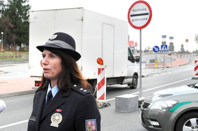 Kontroly vozidel a osob překračujících hraniční přechod do Polska v Náchodě - Bělovsi.