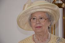 Náchod v roce 2013 navštívila dvojnice anglické královny Alžběty II. Mary Reynolds. Večer panovnici zastoupila na finále soutěže Muž roku.