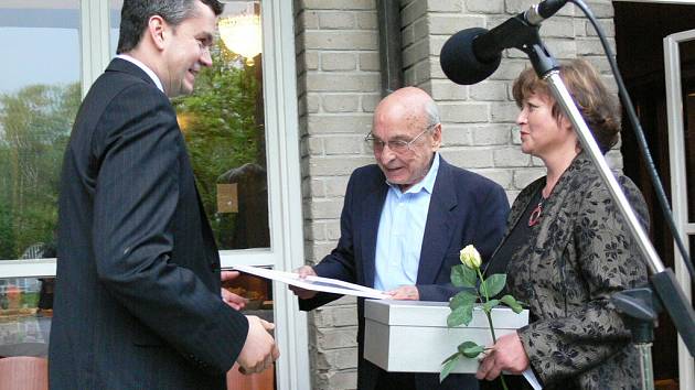 Ladislav Čerych a Hana Šilhanová oceňují jednoho z dárců.