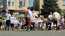 Závěr 56. Mezinárodního folklorního festivalu v Červeném Kostelci. Na snímku je zachycen festivalový průvod městem.