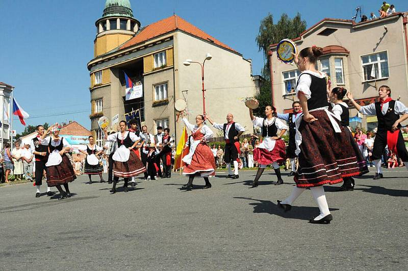 Závěr 56. Mezinárodního folklorního festivalu v Červeném Kostelci. Na snímku je zachycen festivalový průvod městem.