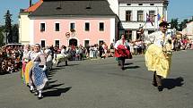 Závěr 56. Mezinárodního folklorního festivalu v Červeném Kostelci. Na snímku je zachycen festivalový průvod městem.