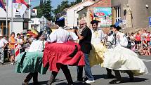 Závěr 56. Mezinárodního folklorního festivalu v Červeném Kostelci. Na snímku je zachycen festivalový průvod městem.