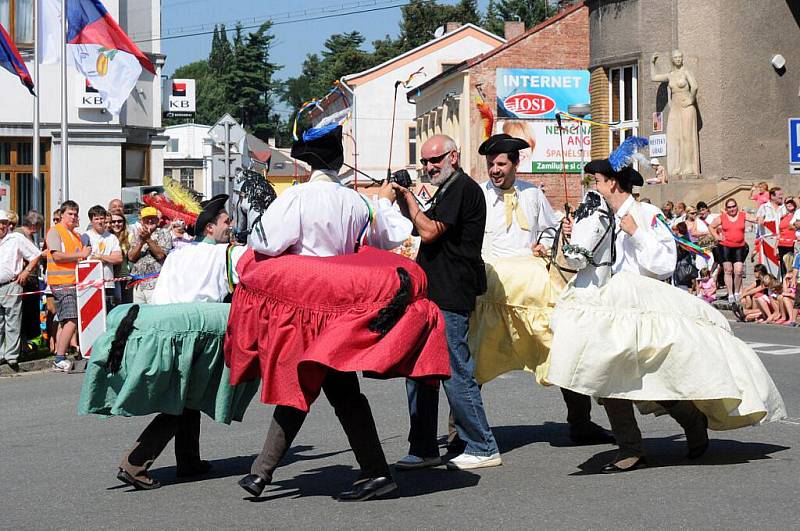 Závěr 56. Mezinárodního folklorního festivalu v Červeném Kostelci. Na snímku je zachycen festivalový průvod městem.