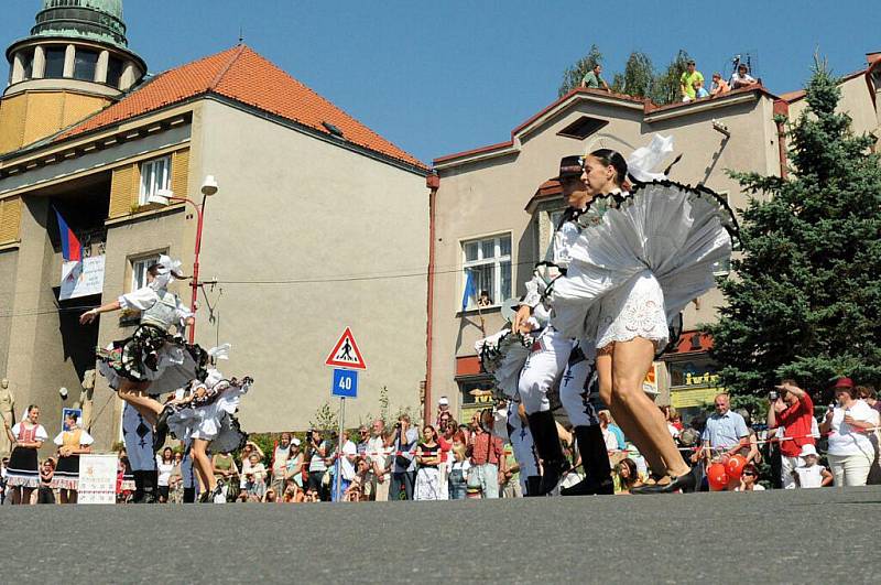 Závěr 56. Mezinárodního folklorního festivalu v Červeném Kostelci. Na snímku je zachycen festivalový průvod městem.