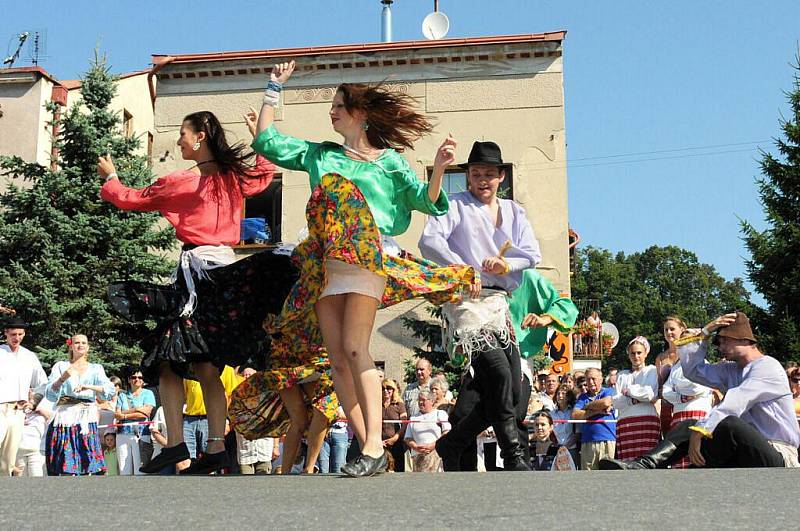 Závěr 56. Mezinárodního folklorního festivalu v Červeném Kostelci. Na snímku je zachycen festivalový průvod městem.